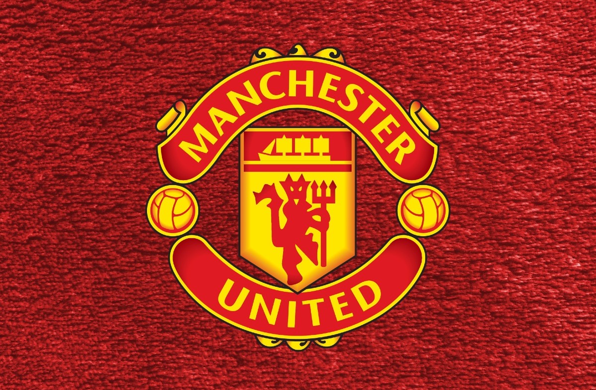 Man United and club “exchanging documents” as transfer deal set to go through today