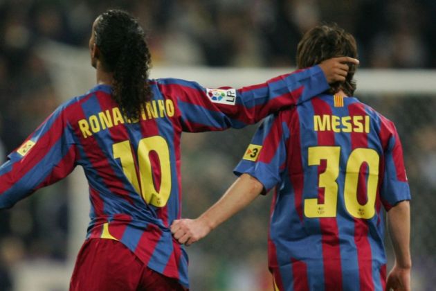 Messi wears 30 shirt for Barcelona next to Ronaldinho