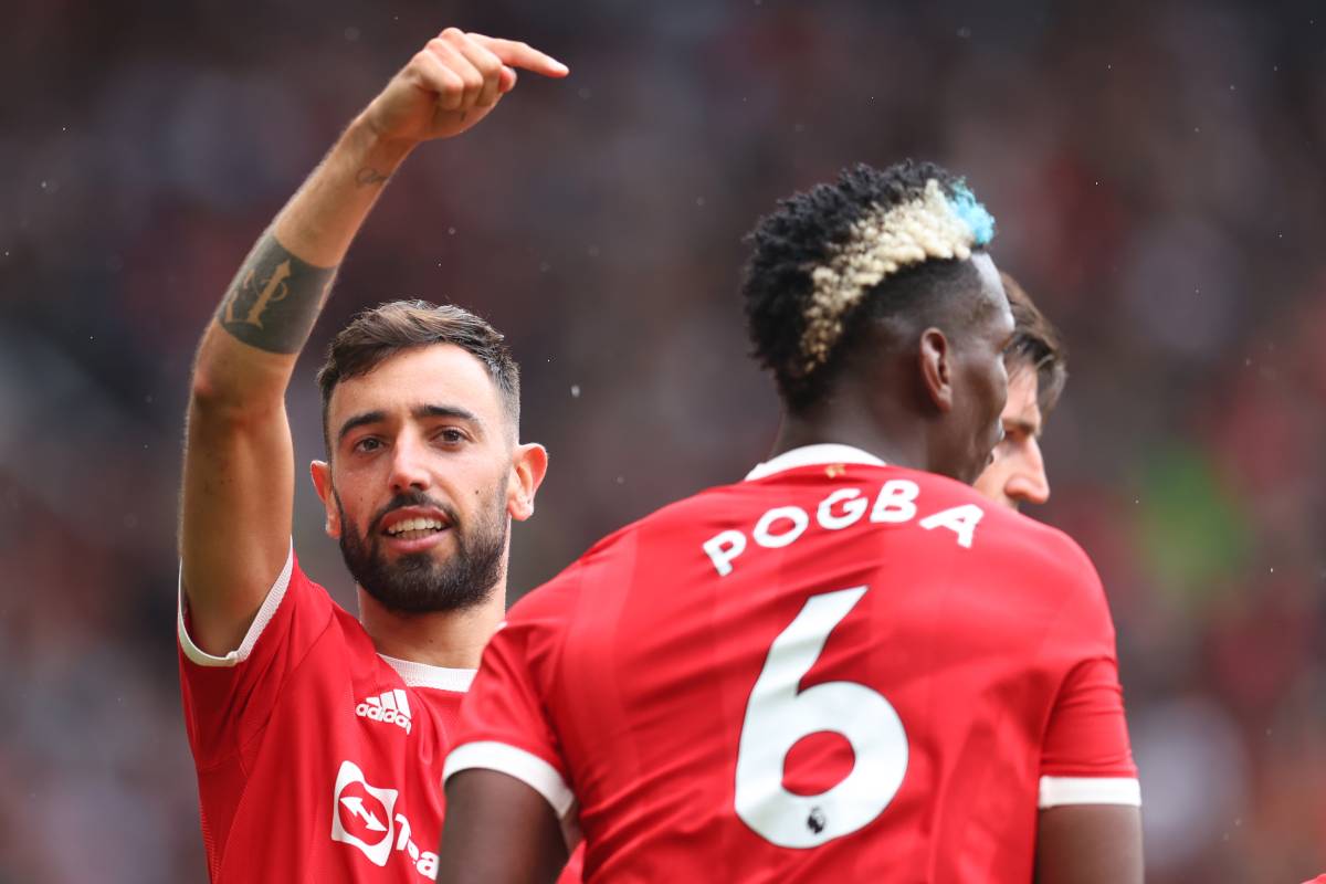 Bruno Fernandes celebrates with Man United teammate Paul Pogba