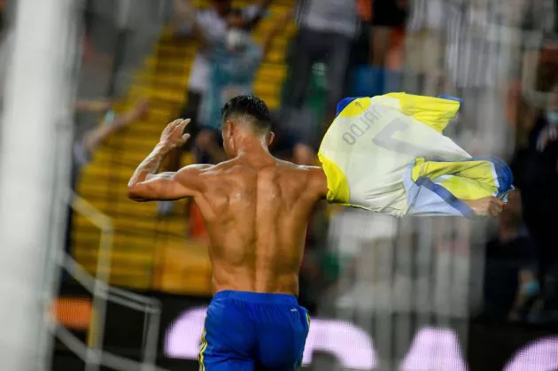 Ronaldo takes off shirt for Juventus