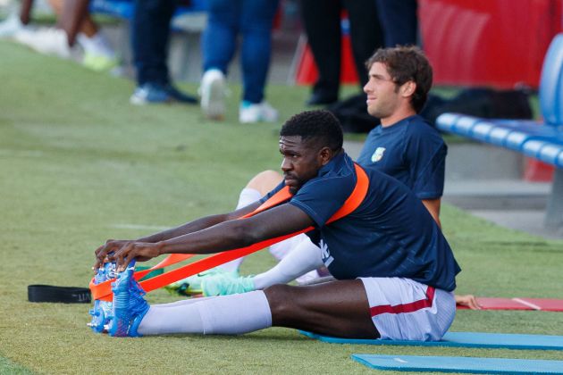 Sergi Roberto and Samuel Umtiti stretching in Barcelona training