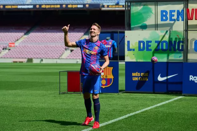 Barcelona present signing of Luuk de Jong