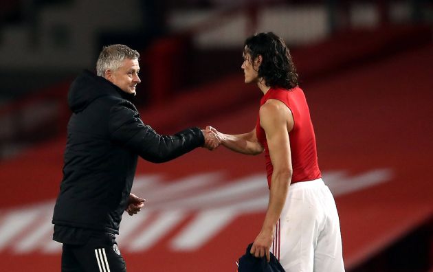 Solskjaer shakes hand of Cavani for Man United