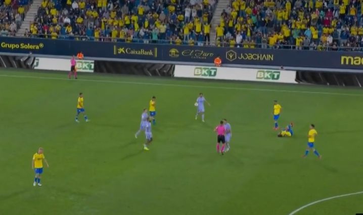  Video: Ronald Koeman’s Barcelona nightmare continues as De Jong sent off vs Cadiz