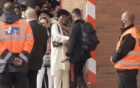 fernandes with pogba mum