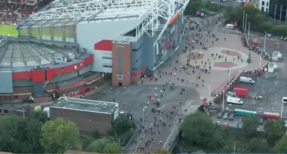 Man United fans walk out - video