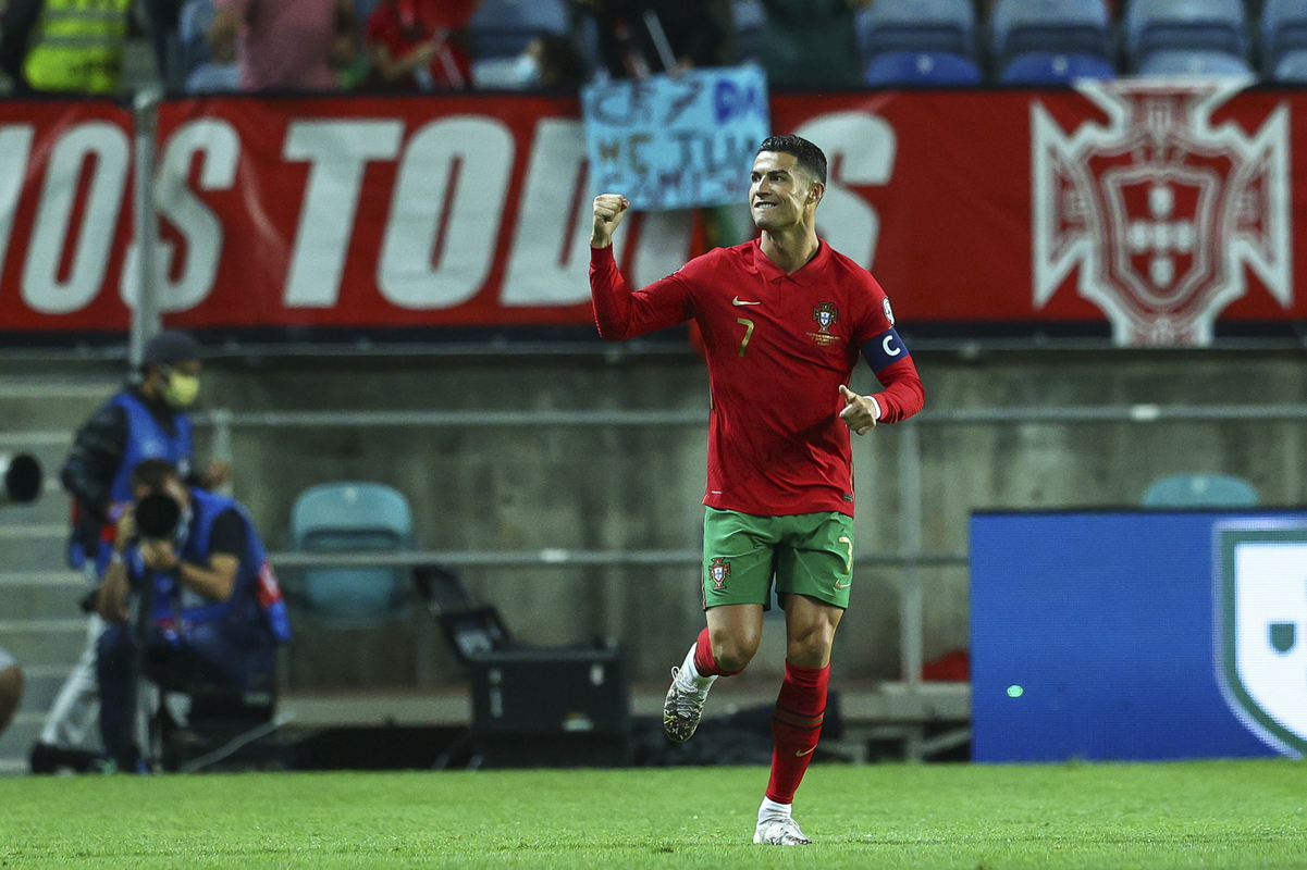 Cristiano Ronaldo tenta bicicleta contra Luxemburgo