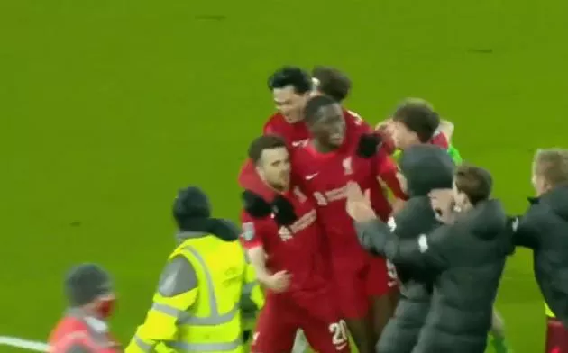 Liverpool players celebrate EFL Cup win vs Leicester