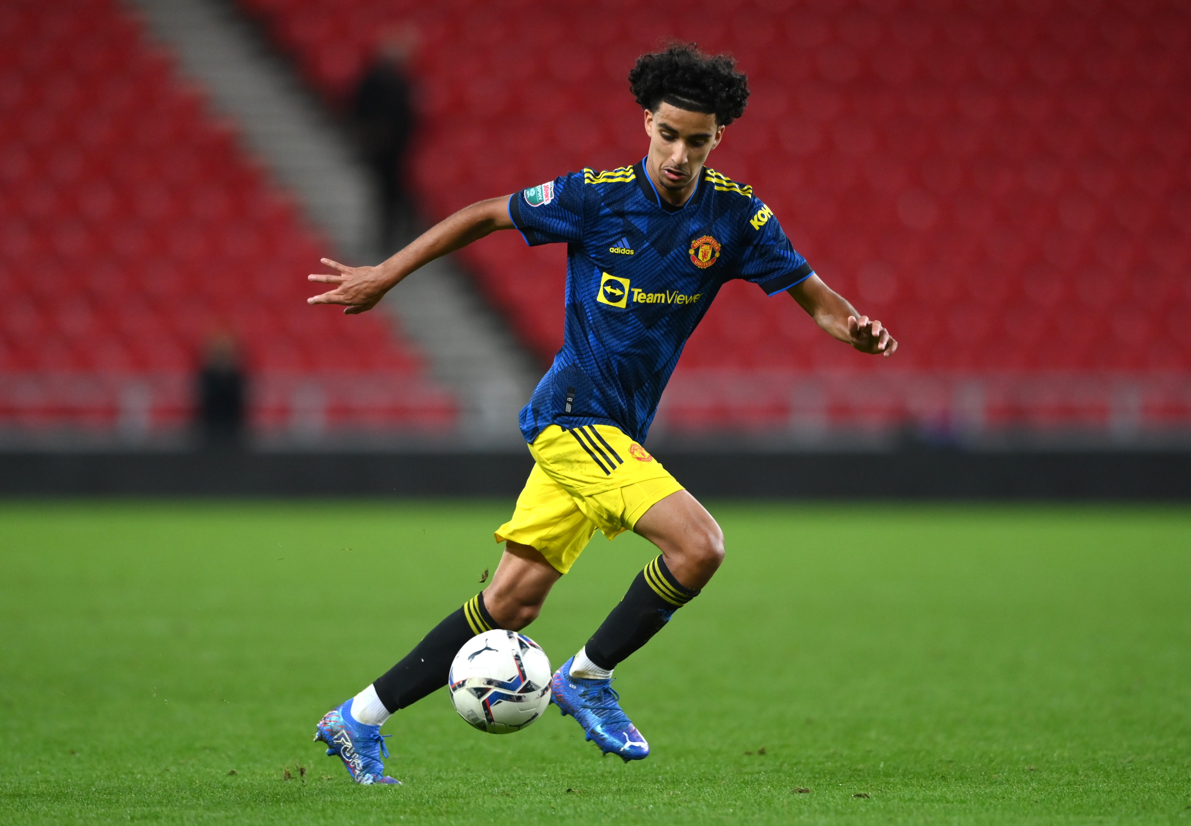  Zidane Iqbal makes history as first British South Asian to be named in Manchester United 