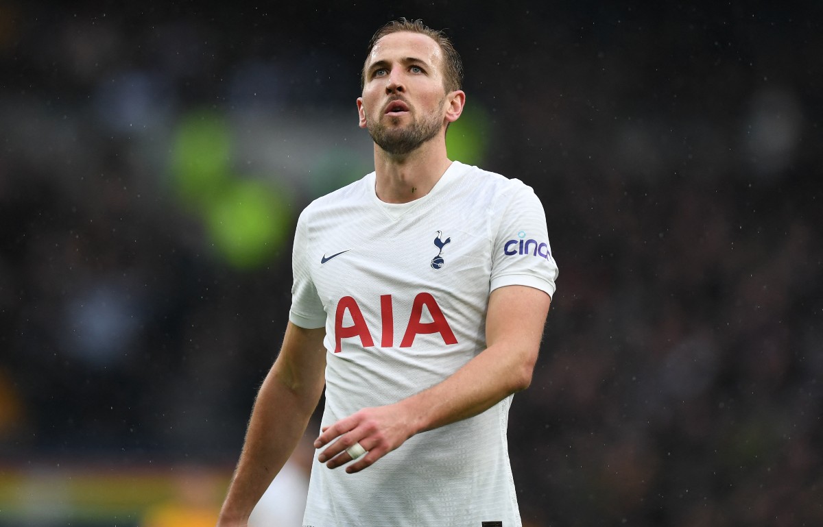 Harry Kane frames Cristiano Ronaldo's shirt after Tottenham's