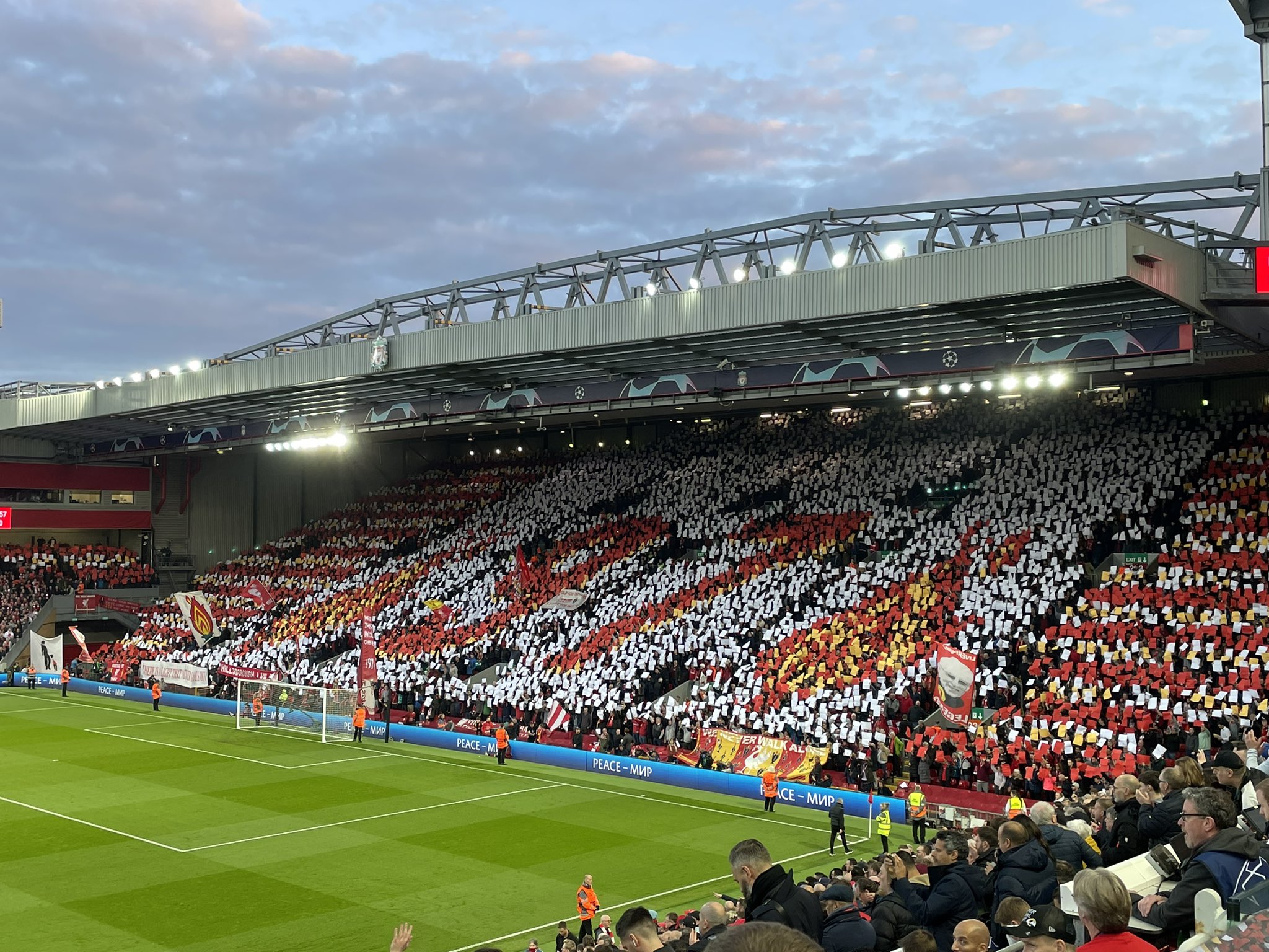  Video: Anfield’s emotional YNWA before Benfica clash