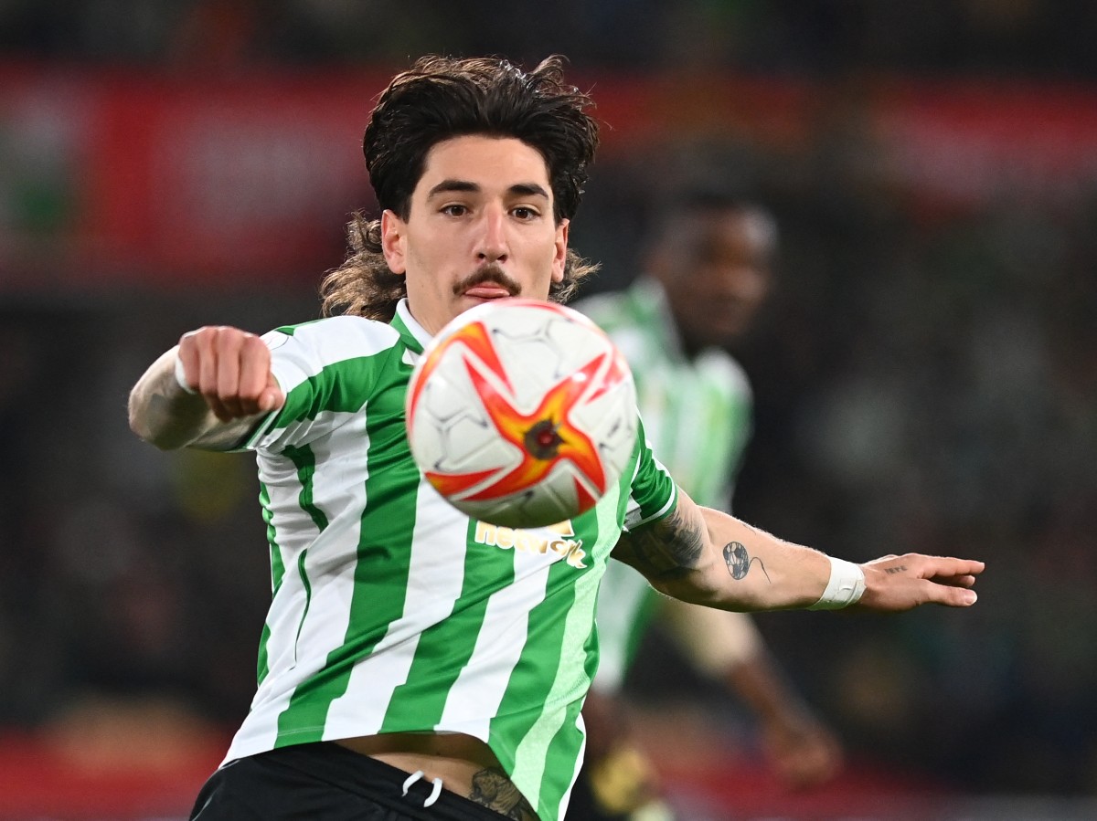 Hector Bellerin hints that he's had trademark top knot chopped off as  Arsenal defender makes change