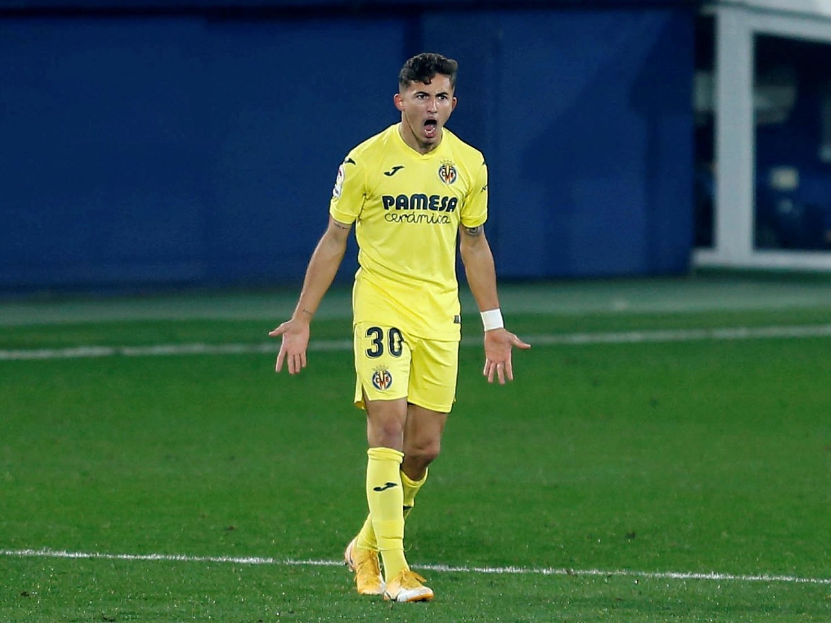 Yeremi Pino looks on while in a Villarreal shirt