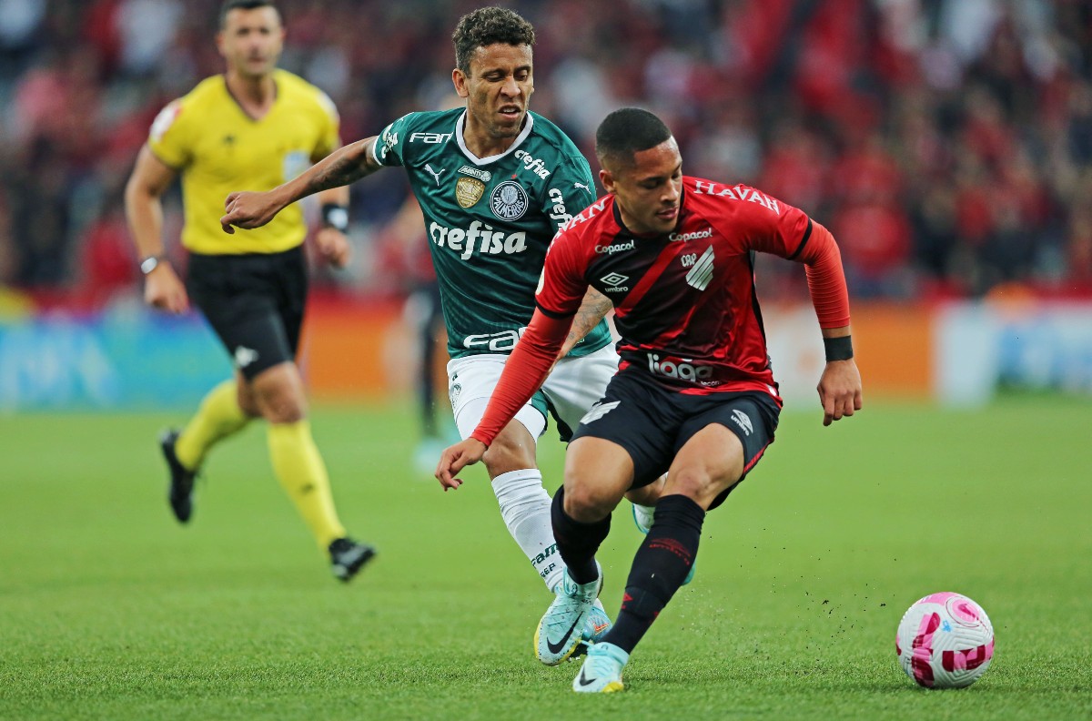 Umbro Athletico Paranaense Home 2023 Vitor Roque 9 Jersey