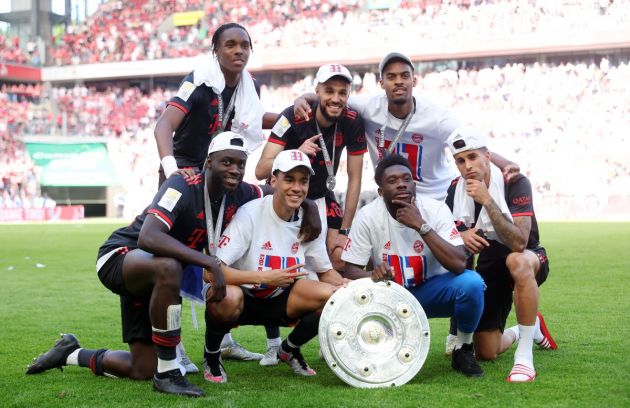 bayern munich players with trophy