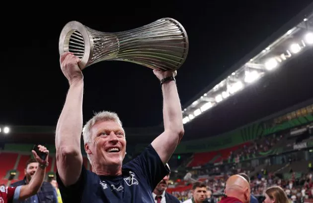 moyes lifting trophy