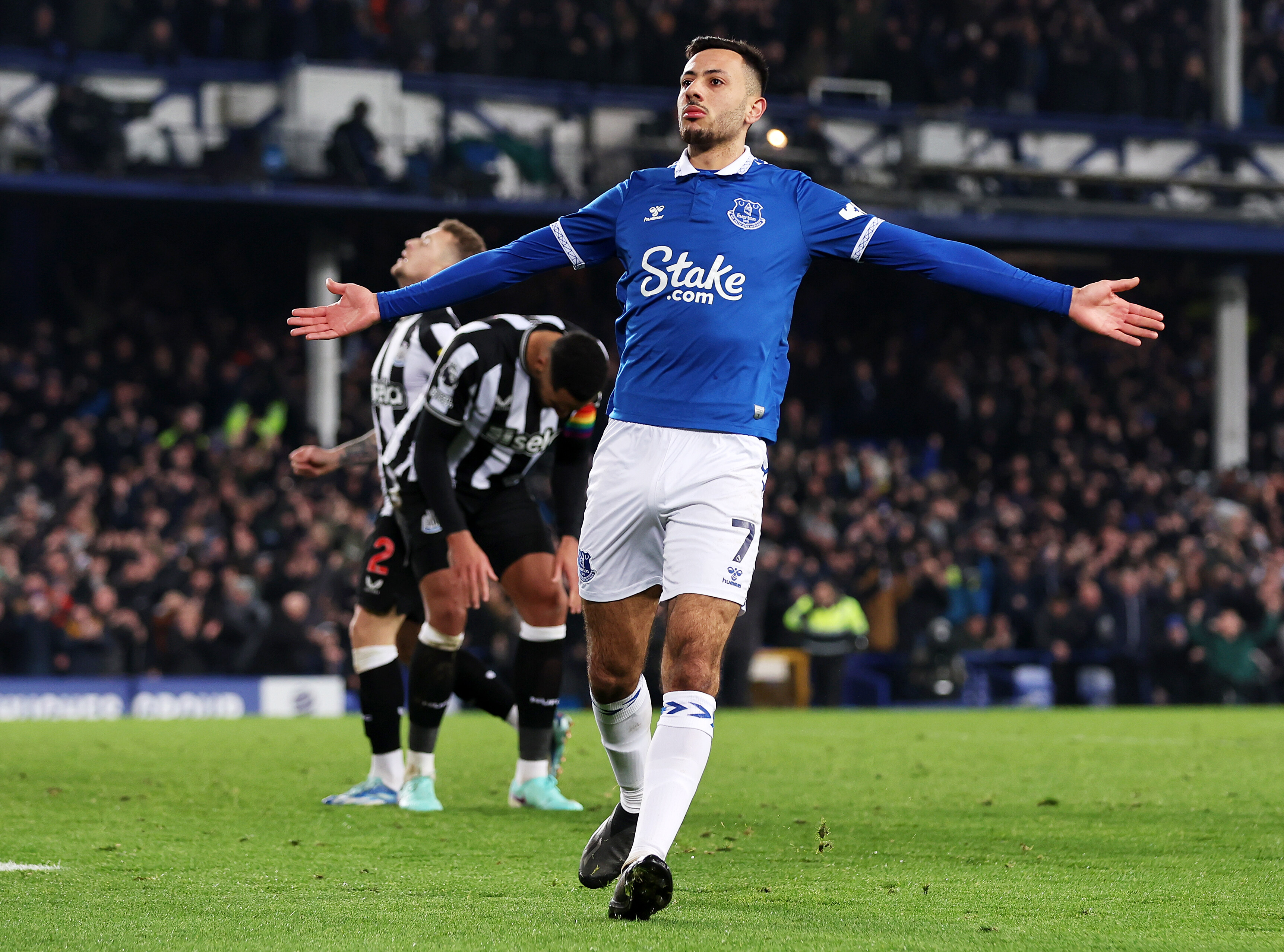  Unstoppable Pundit In Awe Of Everton Midfielder s Performance 