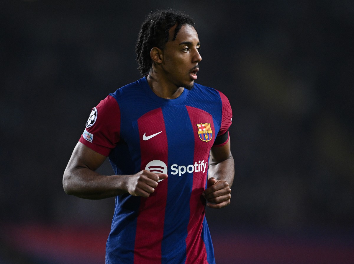 Barcelona star on Manchester United’s three man shortlist to replace Aaron Wan-Bissaka