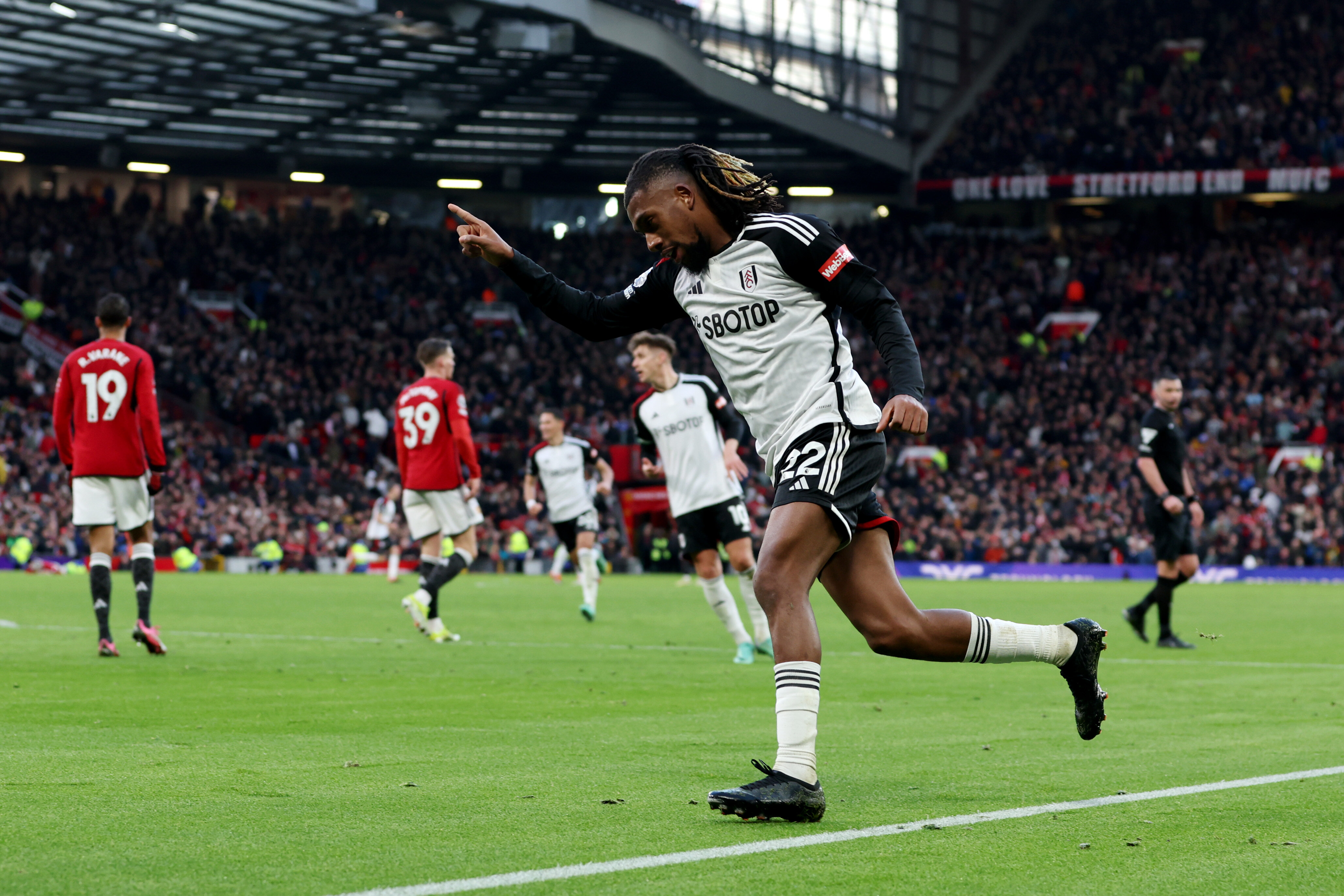 Alex Iwobi scores late winner for Fulham against Manchester United