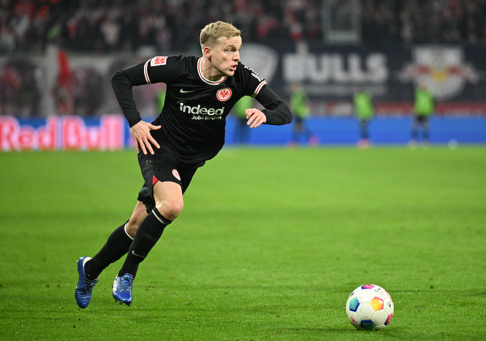 Donny van de Beek in action for Eintracht Frankfurt.