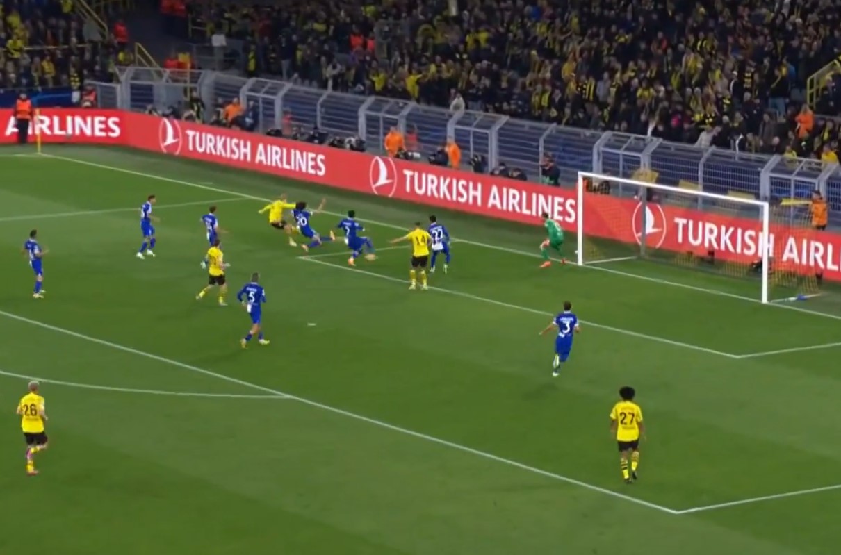 Video: Borussia Dortmund defender produces sensational outside-of-the-boot pass for Champions League opener