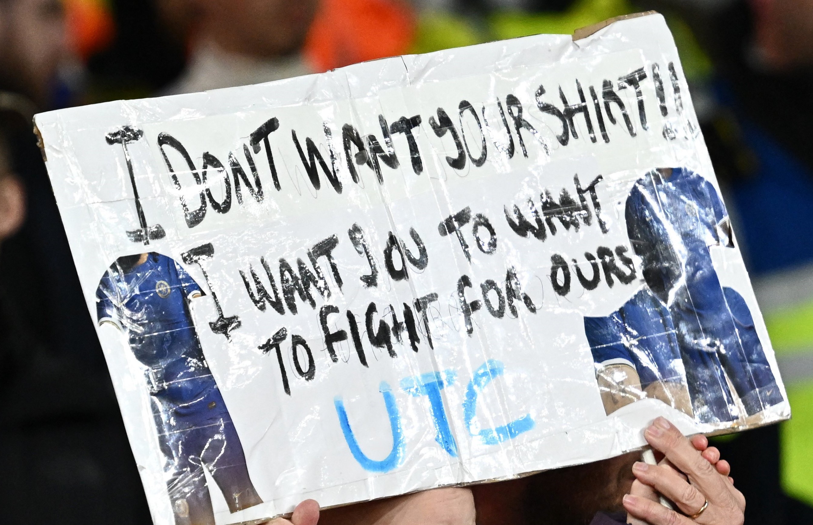 Every Chelsea fan will agree with message on young supporter’s sign during Arsenal hammering