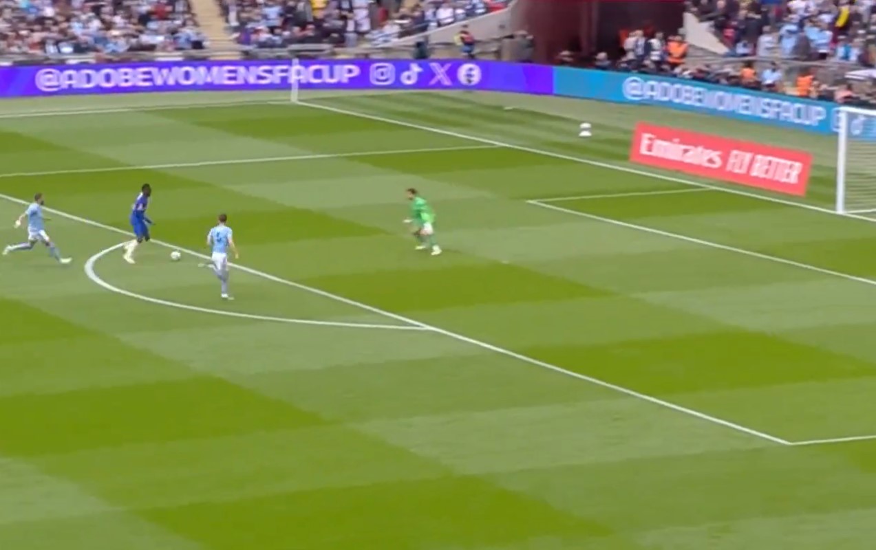 Video: Nicolas Jackson should be subbed off for missed opportunity vs Man City