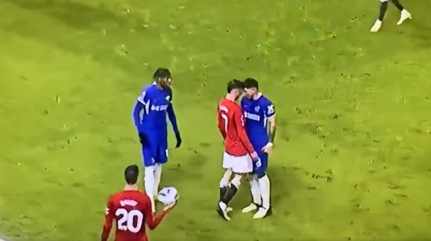 Mason Mount and Enzo Fernández clash during Chelsea vs Man United 