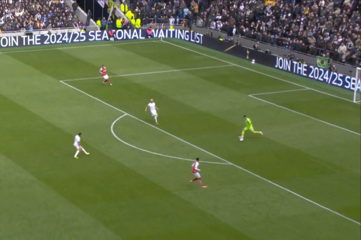 Video: Howler from Arsenal’s David Raya gifts Tottenham goal