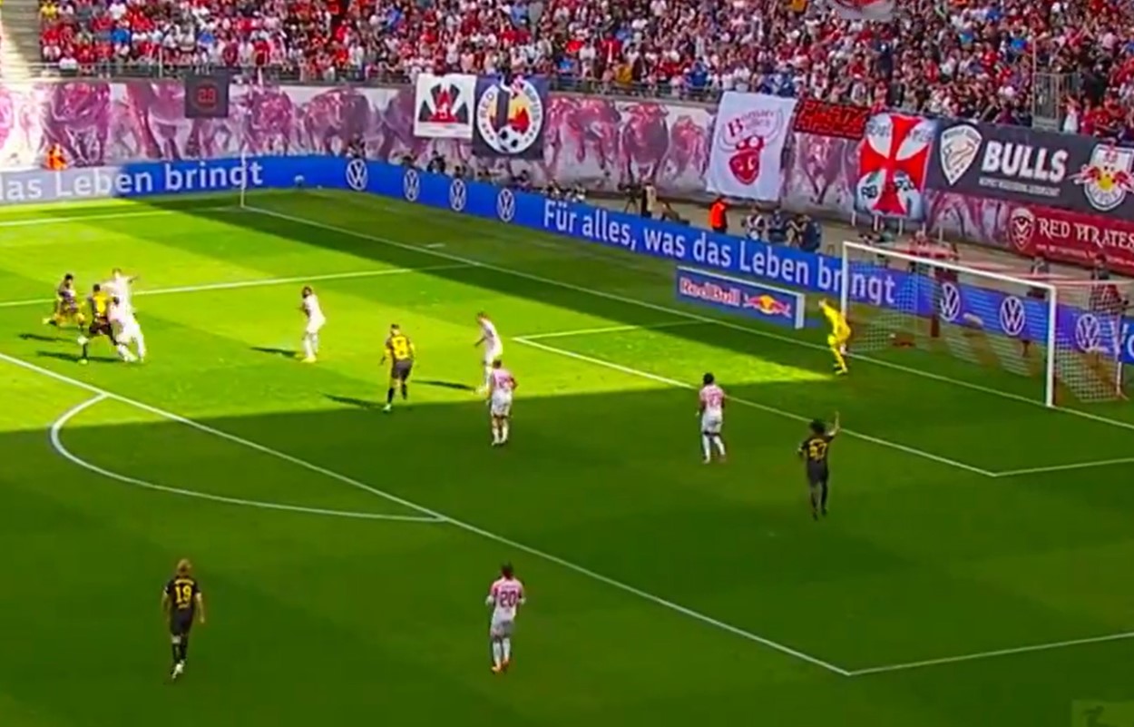 Video: Man United loanee Jadon Sancho scores screamer in huge Bundesliga game