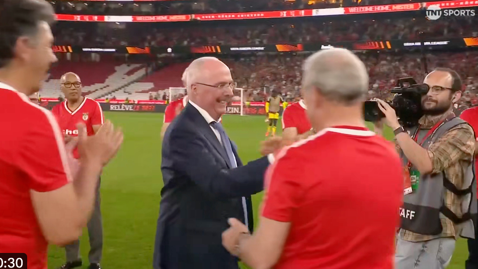 Video: Benfica rise as one to give Sven Goran Eriksson a guard of honour