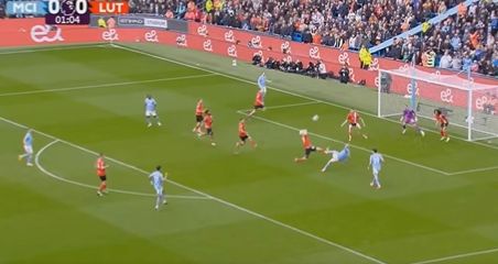 (Video) Manchester City take the lead after bizarre own goal
