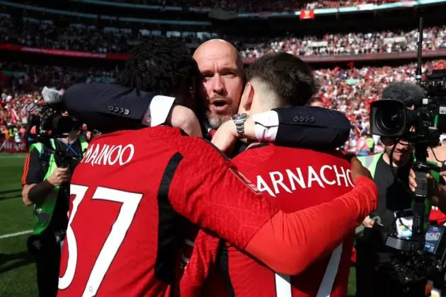 Erik ten Hag celebrates with Kobbie Mainoo.