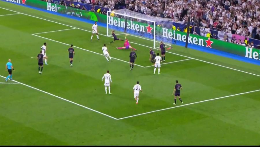 Video: Incredible double save from Manuel Neuer against Real Madrid |  CaughtOffside