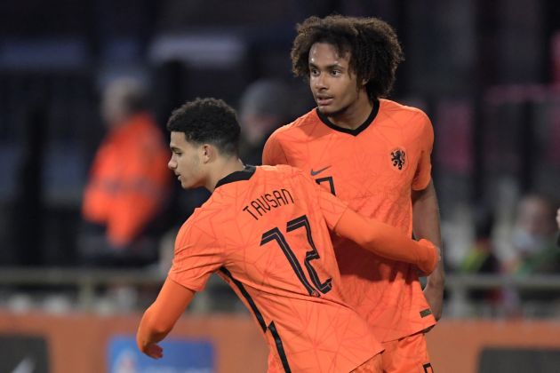 Elayis Tavsan (left) and Joshua Zirkzee pictured playing for the Netherlands U21 side in 2022