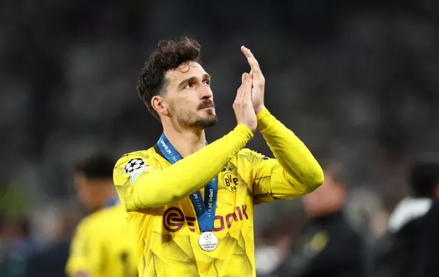 Mats Hummels of Borussia Dortmund applauds the fans, whilst wearing his runners up medal, after Real Madrid defeat Borussia Dortmund during the UEFA Champions League 2023/24 Final match between Borussia Dortmund and Real Madrid CF at Wembley Stadium on June 01, 2024