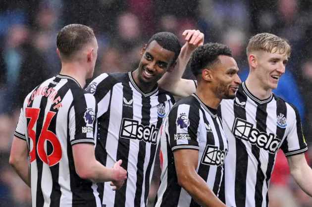 Alexander Isak of Newcastle United celebrates scoring his team's fourth goal with teammates Sean Longstaff, Jacob Murphy and Anthony Gordon during the Premier League match between Burnley FC and Newcastle United at Turf Moor on May 04, 2024