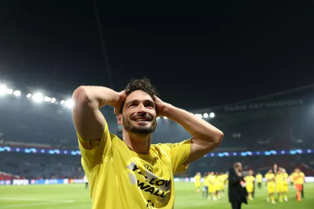 Dortmund's German defender #15 Mats Hummels celebrates Dortmund's victory at the end of their UEFA Champions League semi-final second leg football match against Paris Saint-Germain (PSG) at the Parc des Princes stadium in Paris on May 7, 2024.