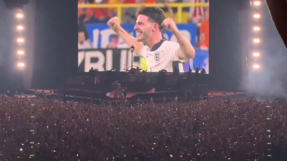 Video: UNREAL moment at The Killers concert as England win live streamed before Mr. Brightside