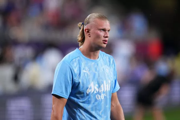 Erling Håland #9 of Manchester City warms up prior to a pre-season match between Manchester City and FC Barcelona at Camping World Stadium on July 30, 2024 in Orlando, Florida.