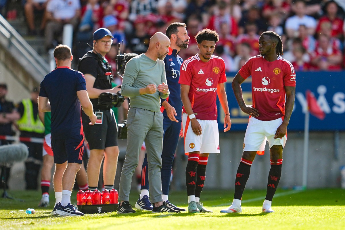 Erik ten Hag offers major clue over Manchester United star’s future