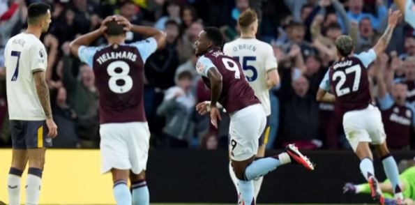 Unai Emery a été aperçu en colère contre un joueur d'Aston Villa contre Everton Unai Emery a été aperçu en colère contre un joueur d'Aston Villa contre Everton