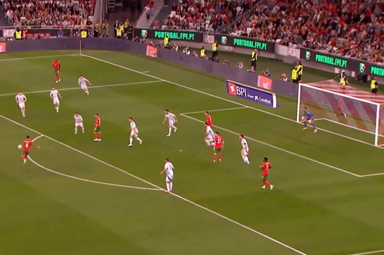 Video: Man United's Bruno Fernandes nets from outside of the box