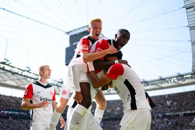 Hugo Larsson and Eintracht Frankfurt players celebrate (Photo by Helge Prang_Getty Images)