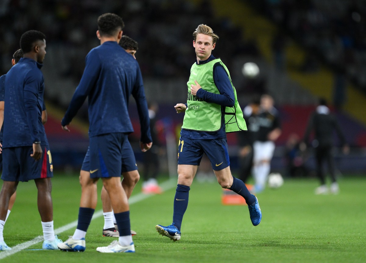 Frenkie de Jong warms up for Barcelona