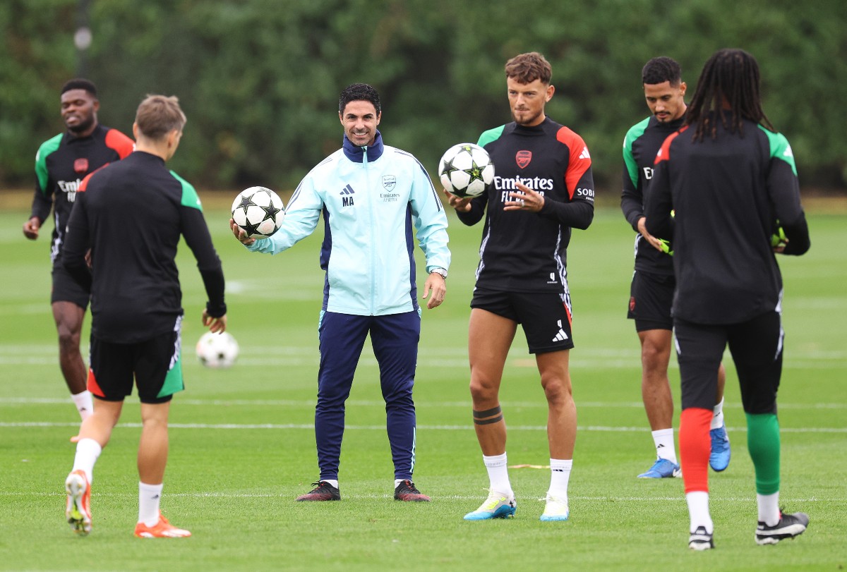 Mikel Arteta in an Arsenal training session