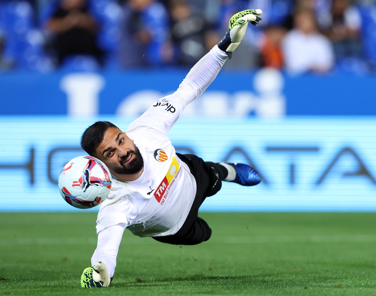 Giorgi Mamardashvili in action for Valencia