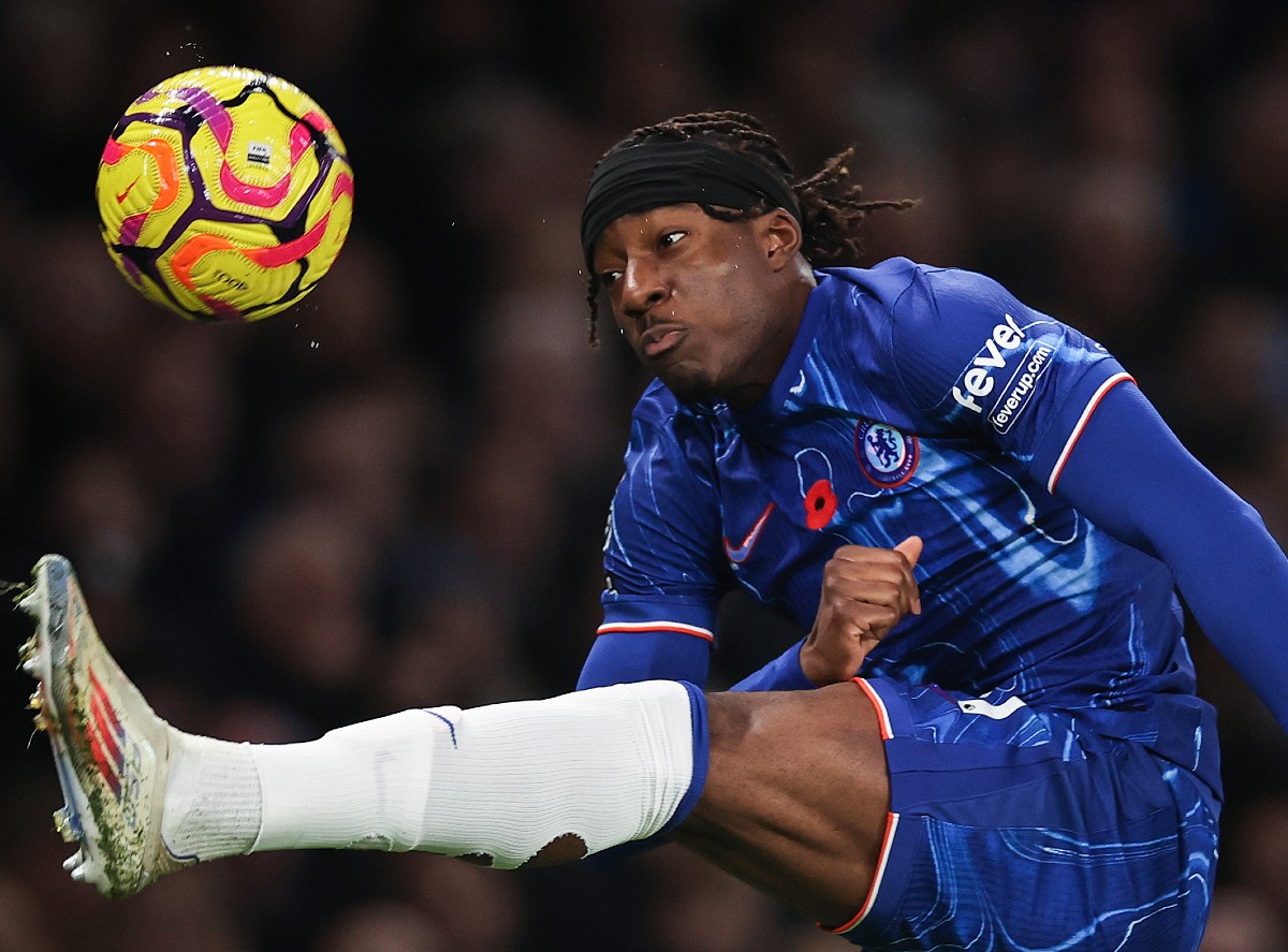 Noni Madueke controls the ball during Chelsea's Premier League clash vs Arsenal