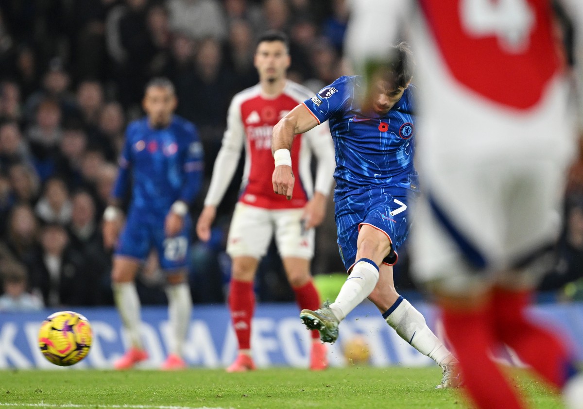 Pedro Neto scoring for Chelsea against Arsenal