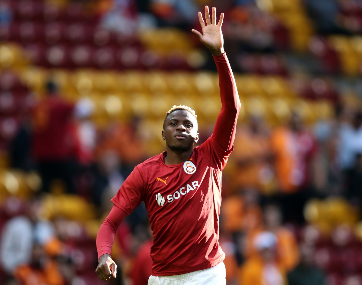 Victor Osimhen waves to the Galatasaray fans